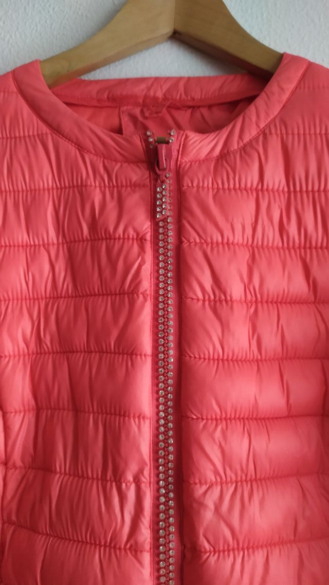 Cazadora acolchada fina color coral, Talla M