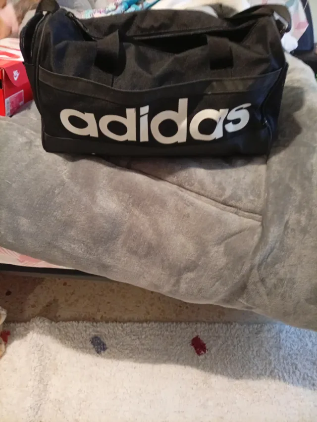 Bolso deportivo Adidas negro