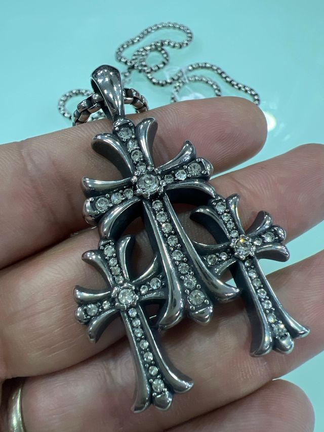 Catena a cuori cromati con pendente a croce