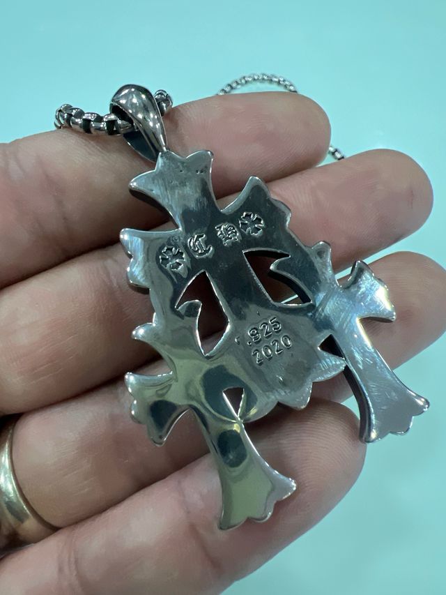 Catena a cuori cromati con pendente a croce