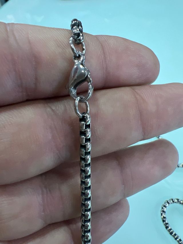 Catena a cuori cromati con pendente a croce