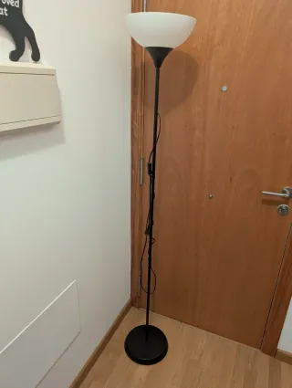 Lámpara de pie blanca y negra