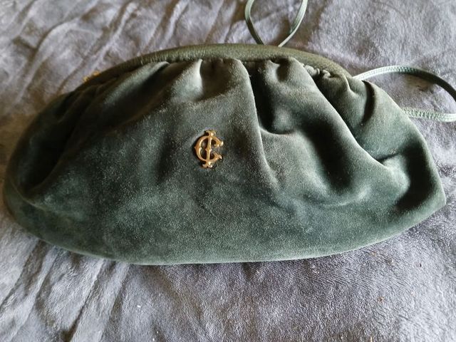 Bolso de ante verde con logo