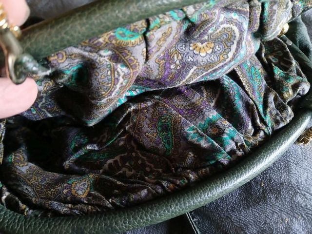 Bolso de ante verde con logo