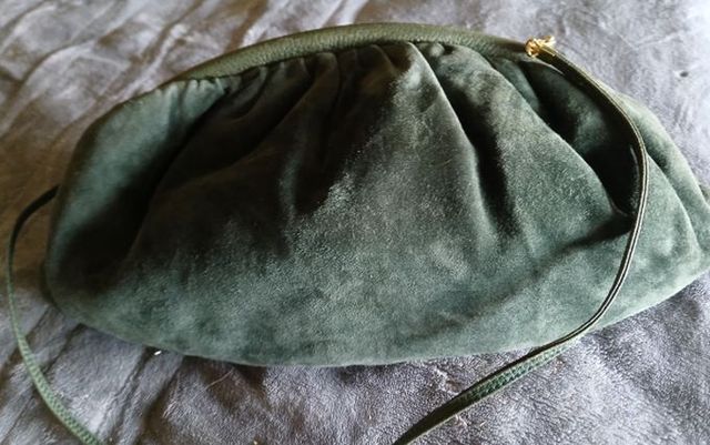 Bolso de ante verde con logo