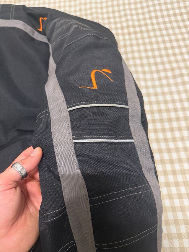 Chaqueta de moto con protecciones