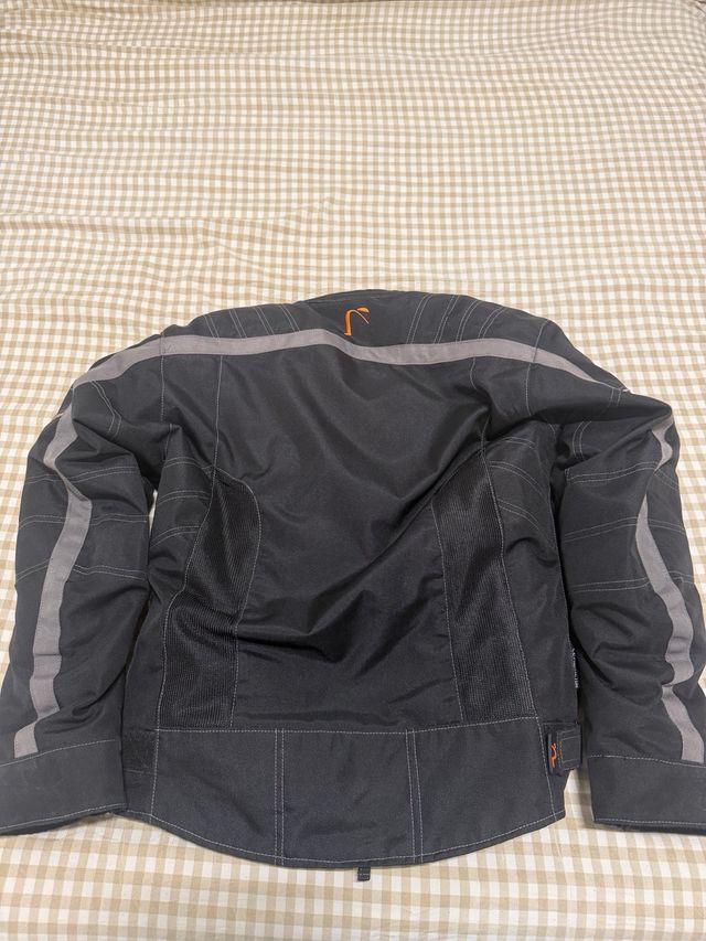 Chaqueta de moto con protecciones