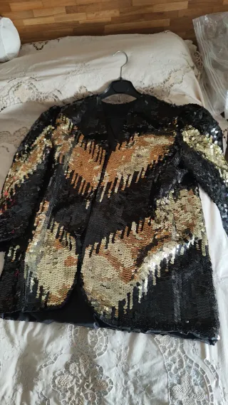 Chaqueta lentejuelas negra y dorada