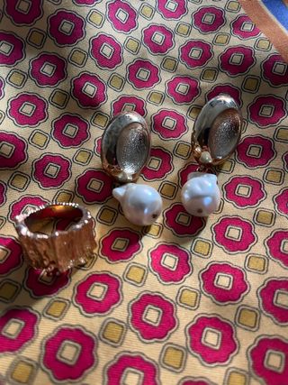 Anillo y pendientes dorados con perlas