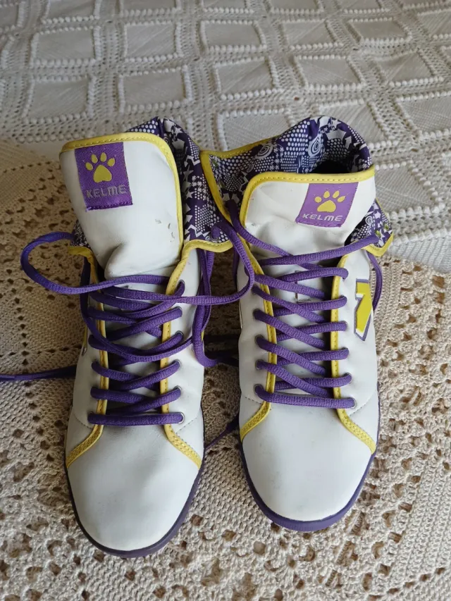 Botas Kelme T.38 Blancas con Detalles Morados