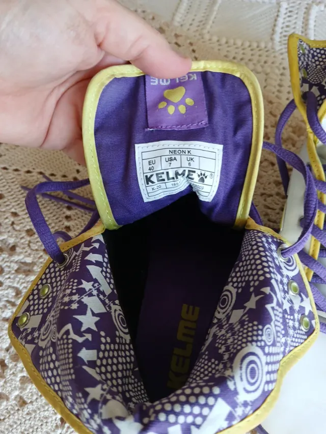 Botas Kelme T.38 Blancas con Detalles Morados