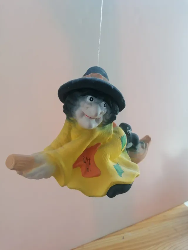 Brujita voladora cerámica decorativa