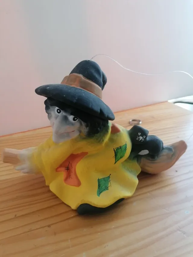 Brujita voladora cerámica decorativa