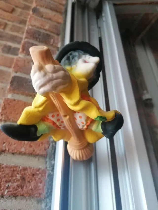 Brujita voladora cerámica decorativa