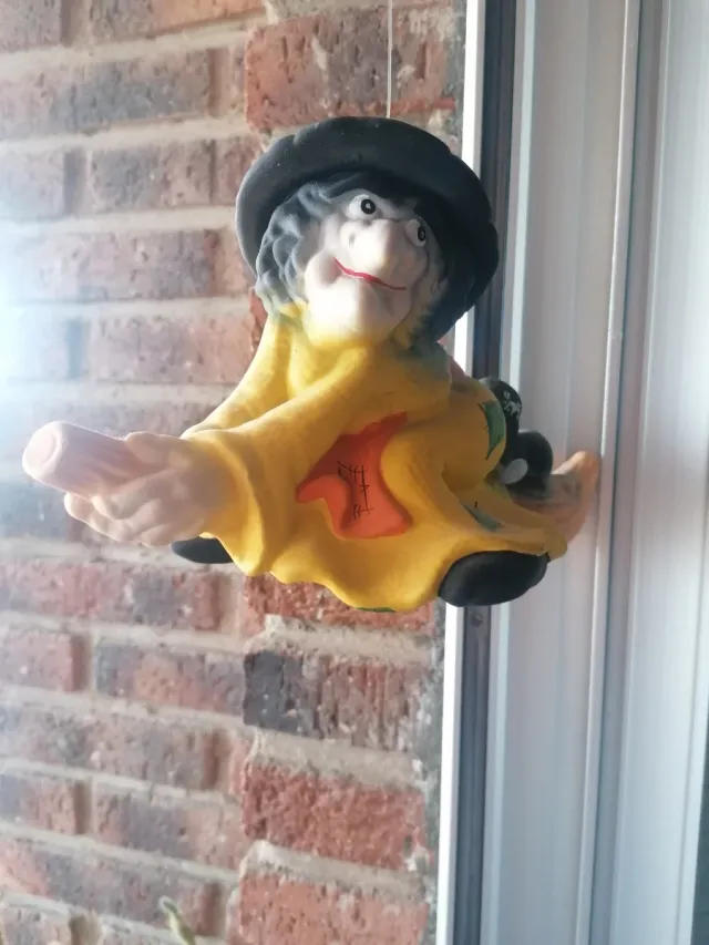 Brujita voladora cerámica decorativa