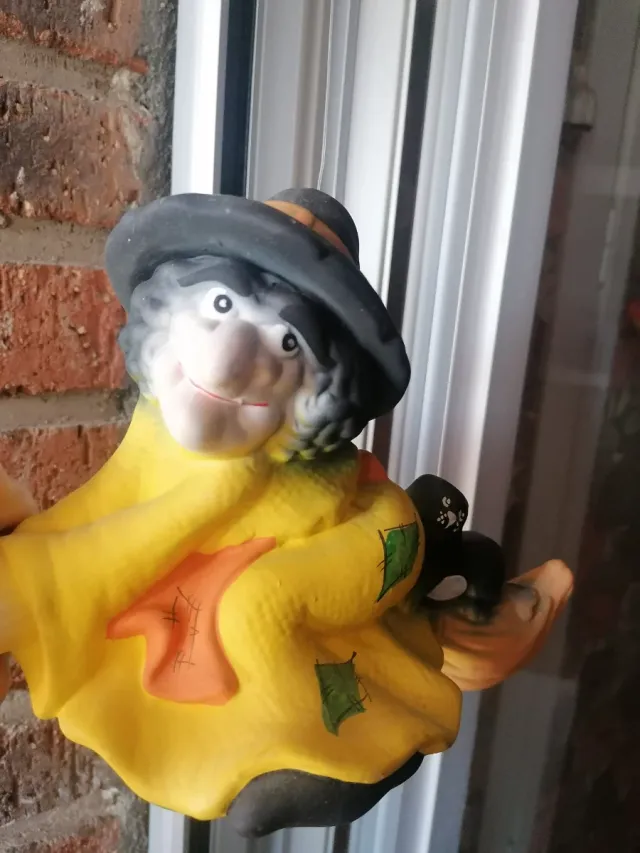 Brujita voladora cerámica decorativa