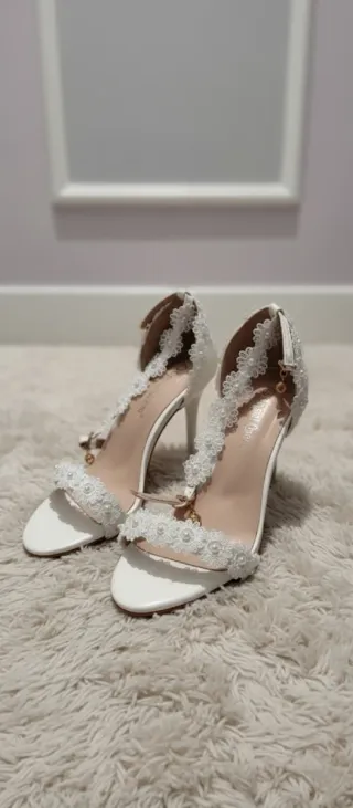 Tacchi bianchi con pizzo e perle