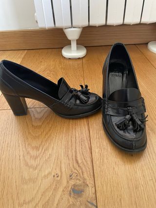 Zapatos de tacón negros de piel