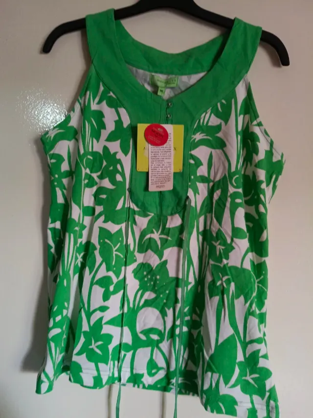 Camiseta verde y blanca floral Talla M