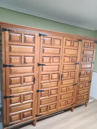 Armadio in legno massello stile castigliano