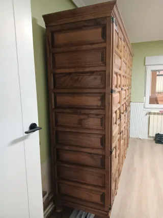 Armadio in legno massello stile castigliano