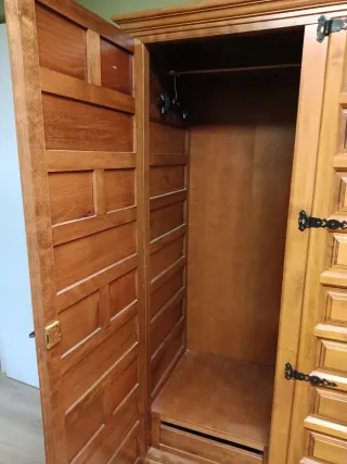 Armadio in legno massello stile castigliano