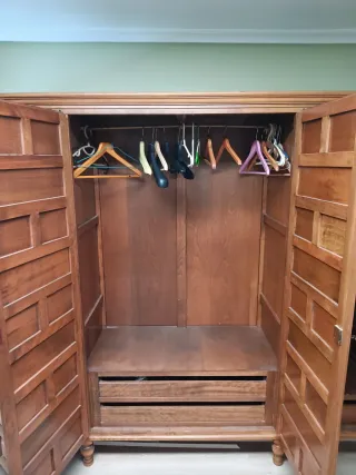 Armadio in legno massello stile castigliano