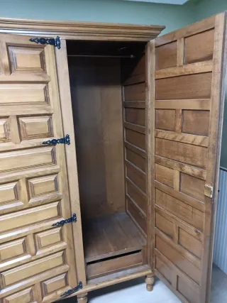 Armadio in legno massello stile castigliano