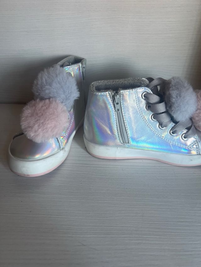 Zapatillas plateadas con pompones