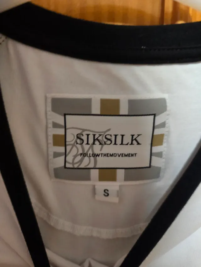 Camiseta SikSilk Blanca y Multicolor