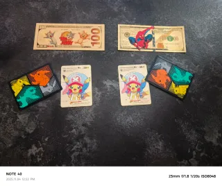 Carte Pokemon e banconote decorative