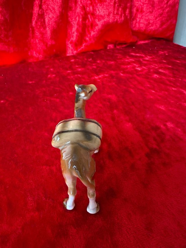 Figura camello porcelana