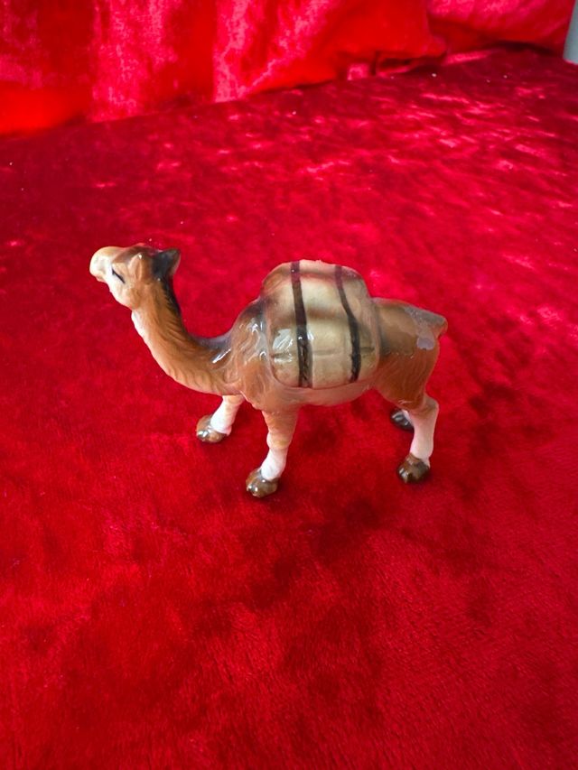 Figura camello porcelana
