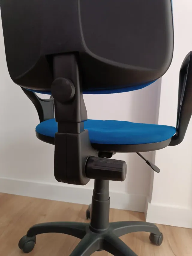 Silla de oficina azul y negra