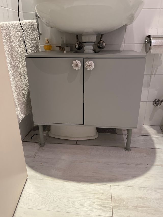 Mueble de baño gris con patas
