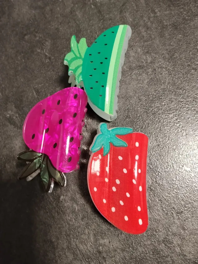Pinzas para el pelo con diseño de fresa