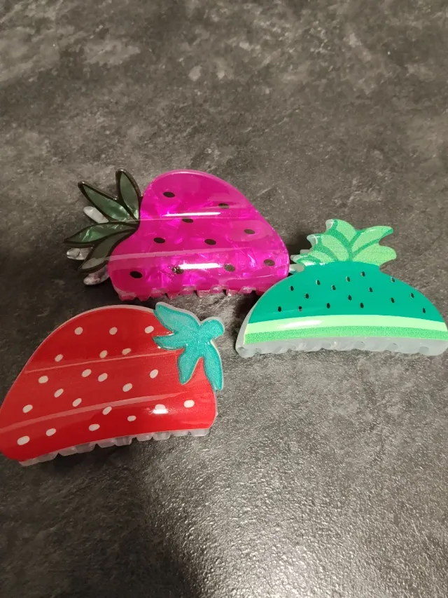 Pinzas para el pelo con diseño de fresa