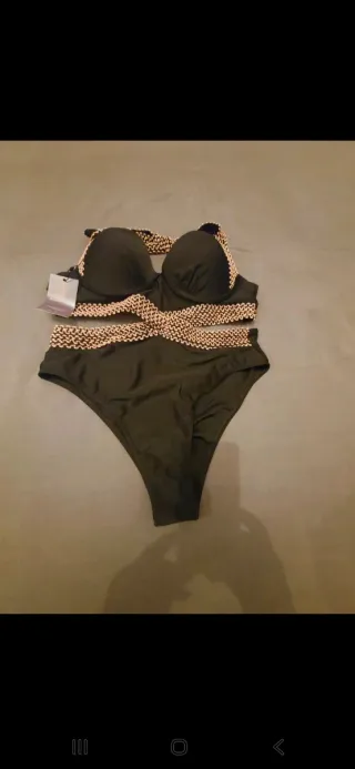 Trikini preto com detalhes dourados