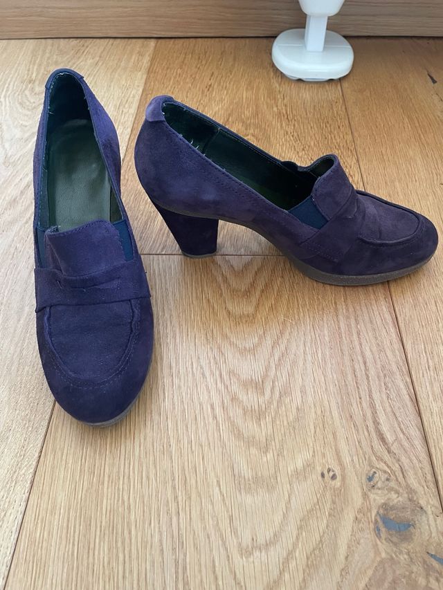 Zapatos de ante violeta tacón