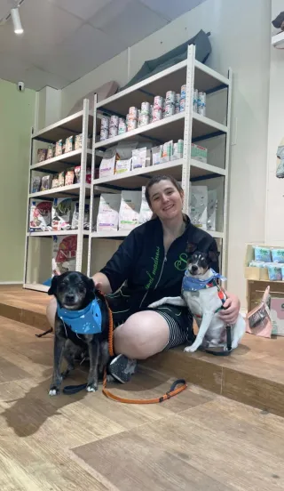 Cuidadora y peluquera canina. 