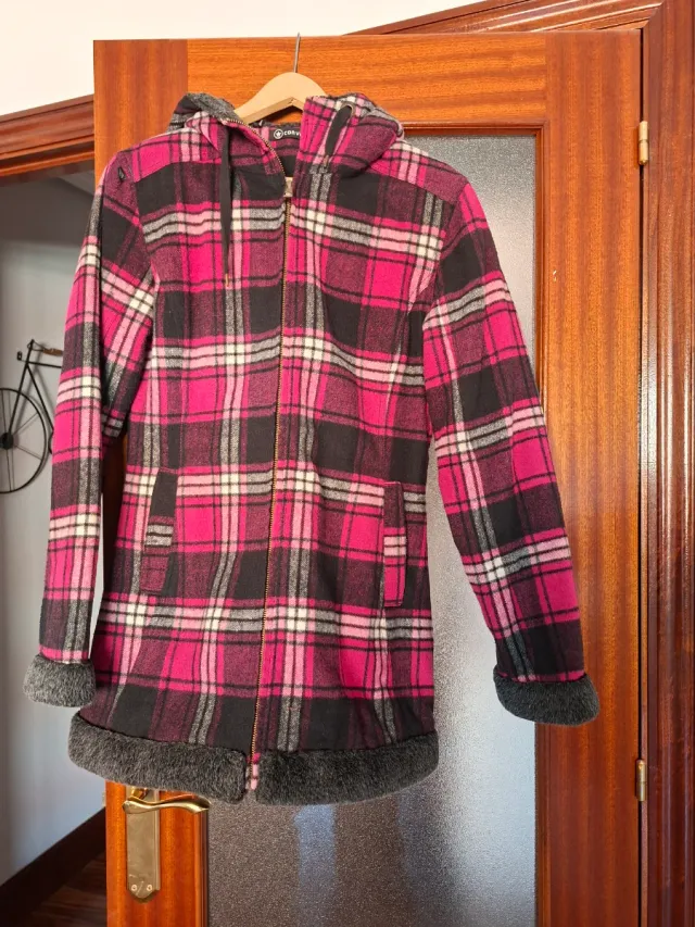 Abrigo cuadros fucsia, gris y negro