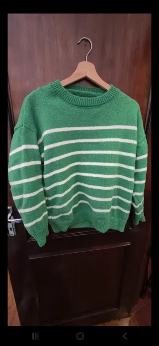 Camisola de lã verde e branca às riscas