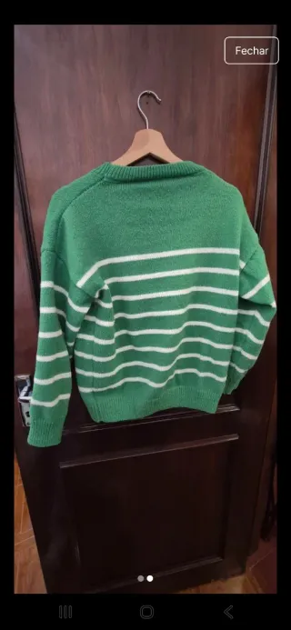 Camisola de lã verde e branca às riscas