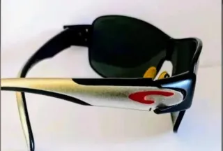 Gafas de sol negras y plateadas