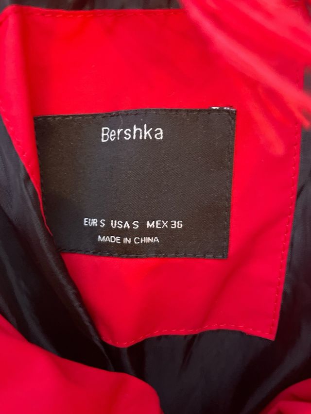 Cazadora acolchada Bershka roja Talla S