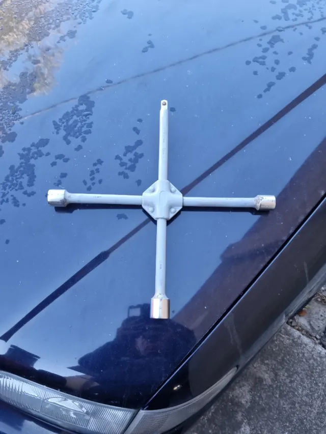 Llave de cruz para ruedas