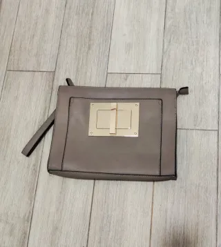 Bolso de mano beige con detalle dorado