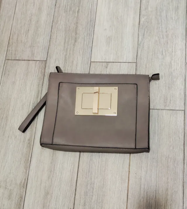 Bolso de mano beige con detalle dorado