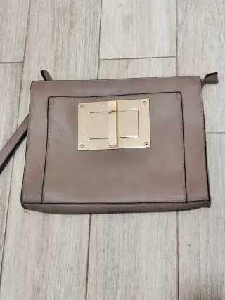 Bolso de mano beige con detalle dorado