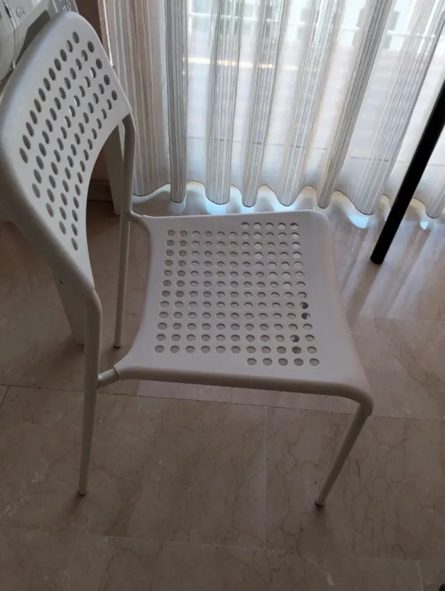 6  Sillas IKEA blancas de plástico